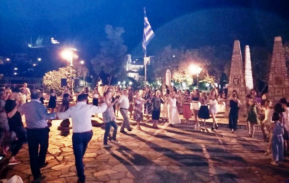 Κατακλύστηκε από κόσμο η πλατεία Τσαριτσάνης στο πανηγύρι του Μορφωτικού Συλλόγου